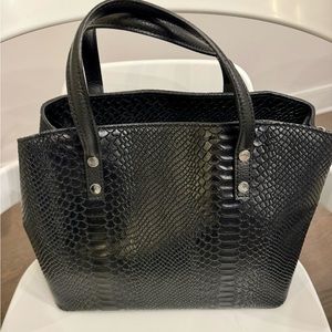 Amazing NEW black leather bag with silver hardware, zipper closure with pockets